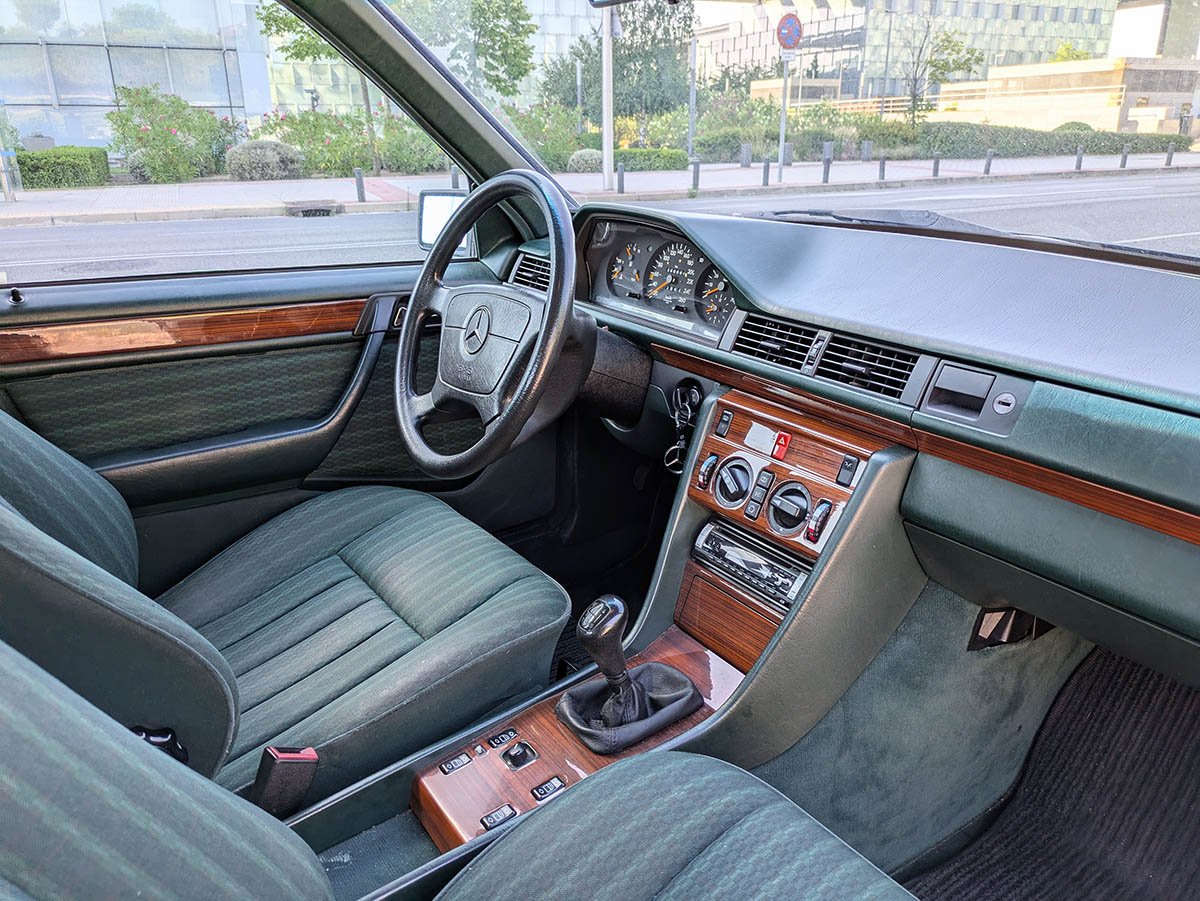 Mercedes 320E W124 1992 puesto de conduccion 2