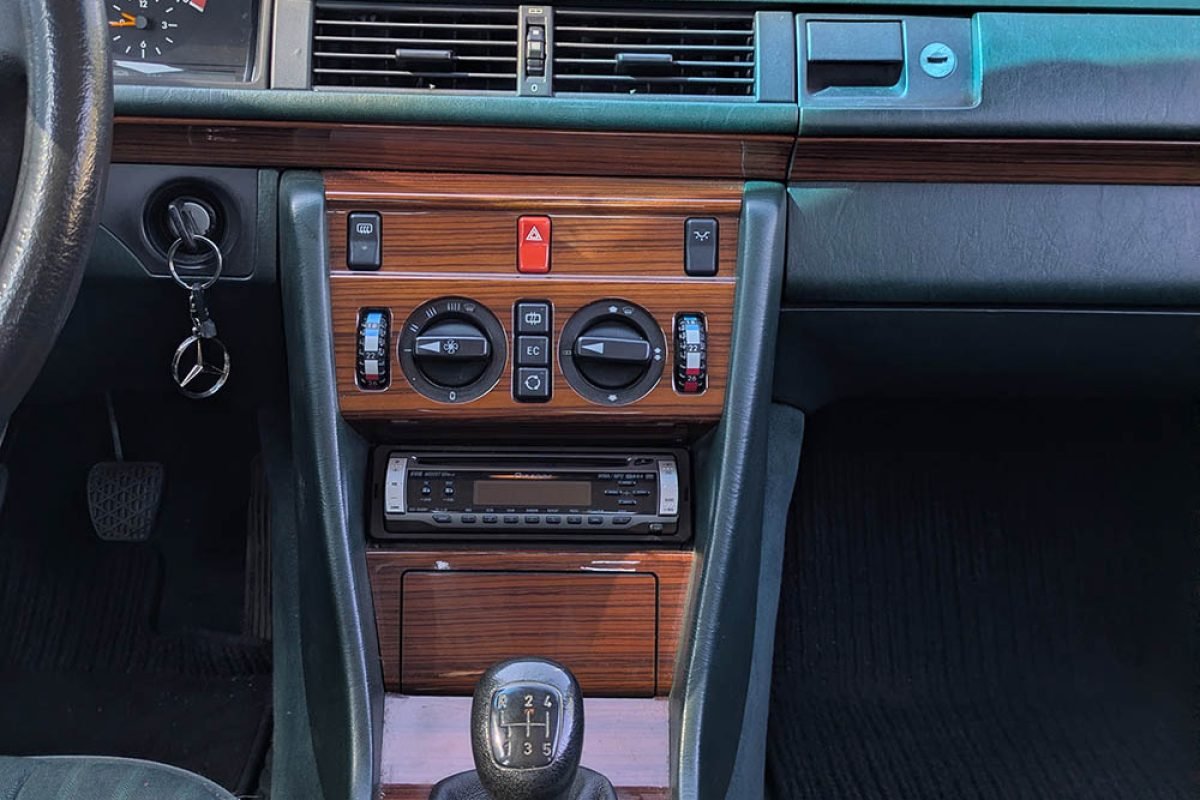 Mercedes 320E W124 1992 consola central