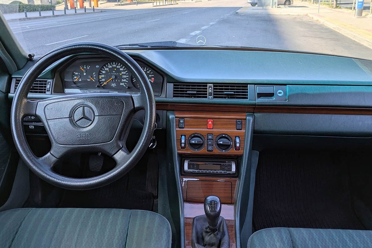 Mercedes 320E W124 1992 puesto de conduccion 7